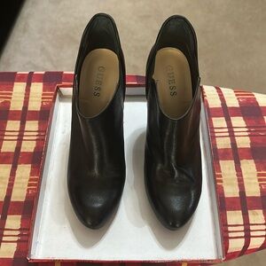 Black Guess shooties size 8